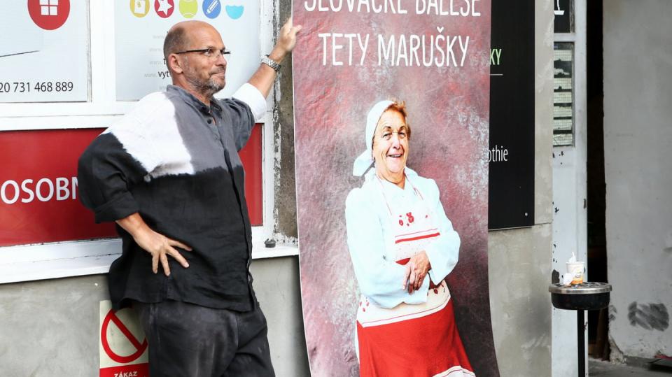 Zdeněk nechá babičku Jakubíčkovou nafotit. Aby podniku udělal alespoň malou reklamu.